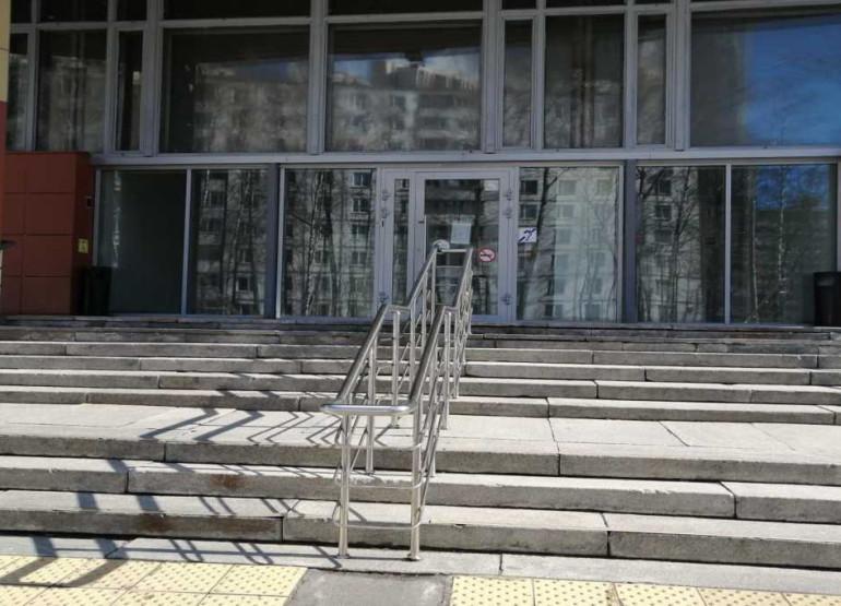 СМ 22: Вид входной группы снаружи